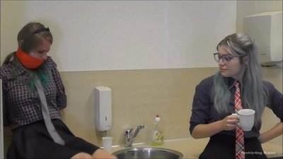 Bağımlı / bağlı ve ağzı tıkalı / sıkıntıdaki bayan